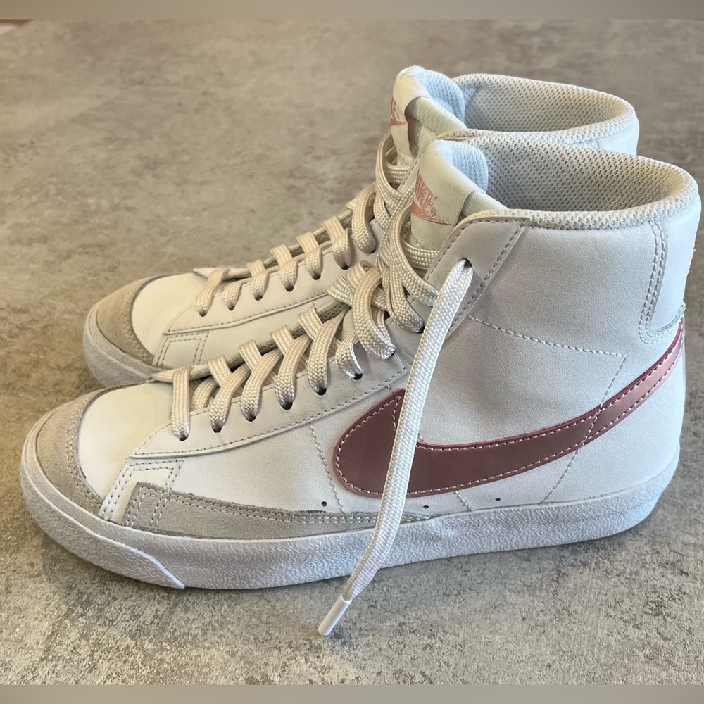 Nike Blazer Mid '77 GS 'White Pink Glaze'
6.5Y - DA4086-105